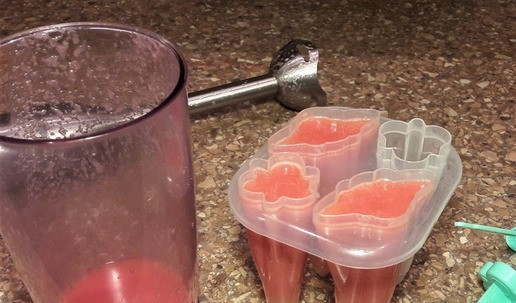 1. Этап. Арбузное мороженое с ореховым напитком ПП: Добавьте сок половины лимона, напиток с грецким орехом. Взбивайте, пока сахар не растворится, и пока консистенция не будет однородной. Вылейте смесь в формы для мороженого и положите в морозильник до состояния мороженого.