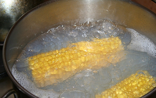 1. Этап. Салат из маринованной кукурузы: Отварить кукурузу до готовности.