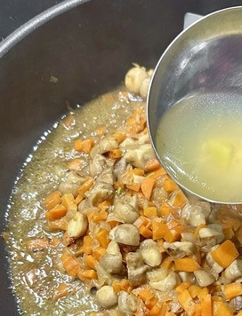 1. Этап. Солянка. Семужий бульон и прочее: И вот это все надо потушить. Повторюсь – нагрев сильно «ниже среднего». Если сделать нагрев выше – получится банальная зажарка. Не нужно это. Берегите здоровье и наслаждайтесь вкусами не жареного, а …. В общем, не жарьте, не надо. Я собрал с поверхности бульона пару половников жирности и в сковороду отправил. Тушил, помешивая…, скорее вороша, наверное, под крышкой минут пятнадцать.