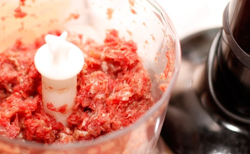 1. Этап. Кесадилья с фаршем: 1. Помойте говядину. Обсушите и приготовьте из нее фарш, перебив в блендере или мясорубке.