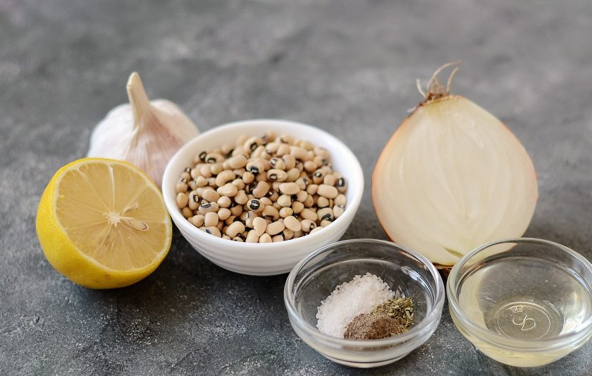 1. Этап. Паштет из бобов: Подготовьте все ингредиенты. Бобы заранее замочите в воде на 6-8 часов.