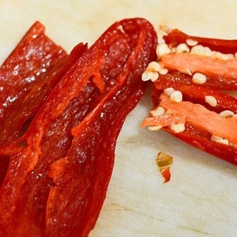 1. Этап. Энчиладас: 1. Промойте чили и очистите от семечек.