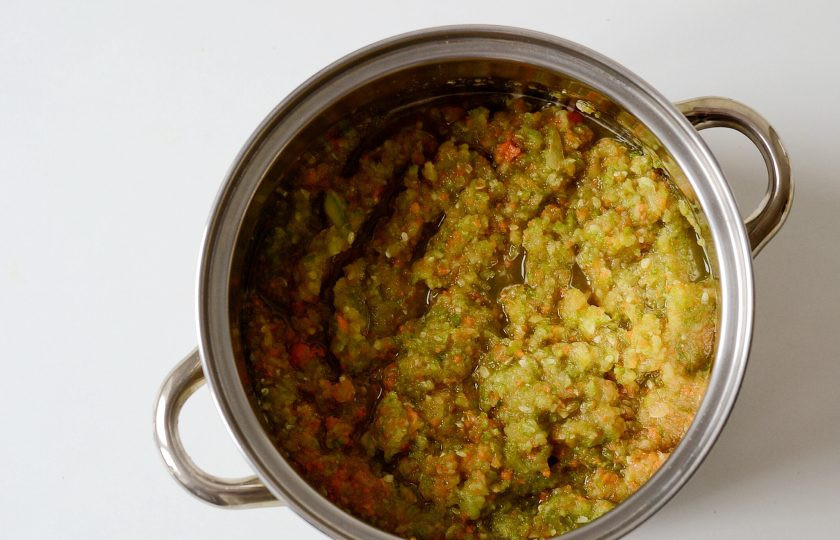 1. Этап. Икра кабачковая (на зиму): Пропустите овощи через мясорубку.