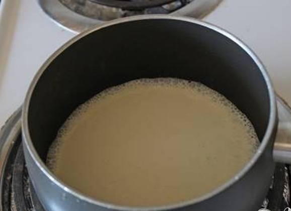 1. Этап. Трюфели-божьи коровки: 1. Сначала приготовьте шоколадную глазурь. Шоколад измельчить, поместить в посудину среднего размера и отложить. Налить густые сливки в маленькую кастрюлю, поставить на медленный огонь. Почти довести до кипения и залить шоколад сливками. Оставить на одну минуту, чтобы шоколад размяк.