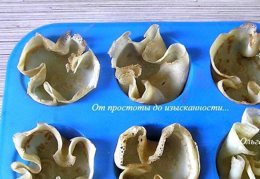 1. Этап. Десерт в блинчике Имбирь и шоколад: Блинчики разложите по формочкам для кексов.