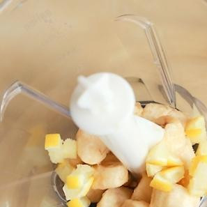 1. Этап. Фруктовый сорбет: Аналогичную процедуру проделываем с замороженным лимоном и замороженным бананом - достаем и измельчаем в блендере с одним свежим бананом однородности. Раскладываем второй слой сорбета по стаканчикам.