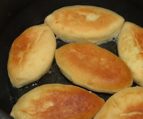 1. Этап. Пирожки с рисом и яйцом: 6. Рецепт приготовления пирожков с рисом и яйцом практически завершен. Осталось разогреть на сковороде растительное масло и отправить туда пирожки. Не стоит класть их слишком близко друг к другу. Обжарить в двух сторон до румяной корочки, а затем выложить на бумажную салфетку, чтобы промокнуть лишний жир. Такие пирожки прекрасны в качестве перекуса на работе или на пикнике.