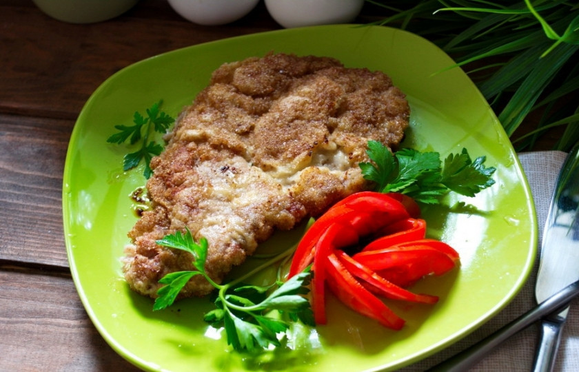 1. Этап. Шницель (классический рецепт): Подайте шницель к столу, прибавив нарезанные овощи или гарнир на ваш вкус.