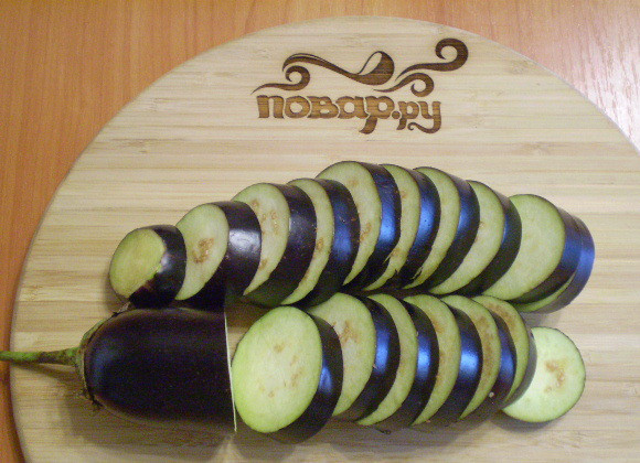 1. Этап. Баклажаны, жаренные кольцами: 2. Баклажаны моем. Хвостики отрезаем.