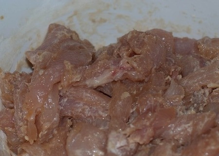 1. Этап. Курица по-пекински в кисло-сладком соусе: Курицу вынимаем из холодильника и добавляем к ней кукурузный крахмал, перемешиваем.