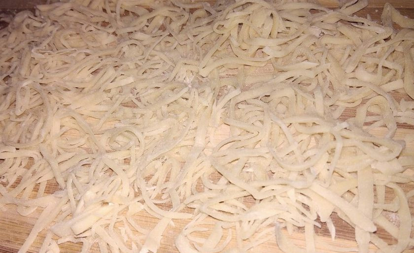 1. Этап. Лапша домашняя на курином бульоне: 3. Домашняя лапша готовится быстро: смешайте муку с яйцом (муки — сколько возьмет), добавьте соль и замесите крутое тесто. Затем раскатайте пласт, сверните его и нарежьте тонко. Если у вас есть оборудование для приготовления пасты, ваша лапша будет достойна отдельного внимания.