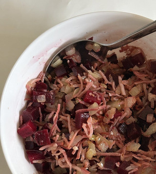 1. Этап. Салат из свеклы и картофеля: Смешать картофель, свеклу и жареные бекон с луком, добавить 1 столовую ложку оливкового масла. Попробовать на вкус, если надо, посолить/поперчить или добавить уксус. Если есть время, можно остудить хотя бы 15 минут, но и тёплый салат вкусный.
