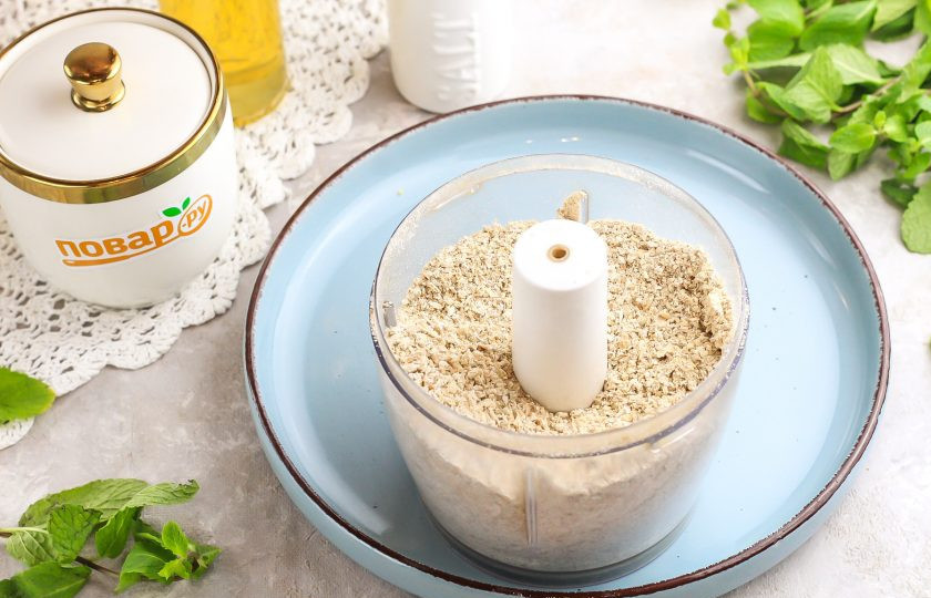 1. Этап. Мультизлаковое печенье: Всыпьте мультизлаковые хлопья в чашу блендера или измельчителя и пробейте их в течение 3-4 минут на пульсирующем режиме. Необязательно в муку, можно оставить крошку и крупнее.