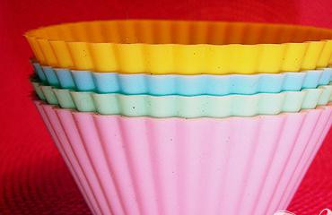 1. Этап. Корзинки Вон Тон: 2. Каждую из квадратных заготовок поместите в формочку для выпекания корзиночек для бутербродов так, чтобы середина образовывала корзинку, а края красиво мешочком расходились в стороны. Запекайте в течение 8-10 минут при температуре 180 градусов до приятного коричневого оттенка.