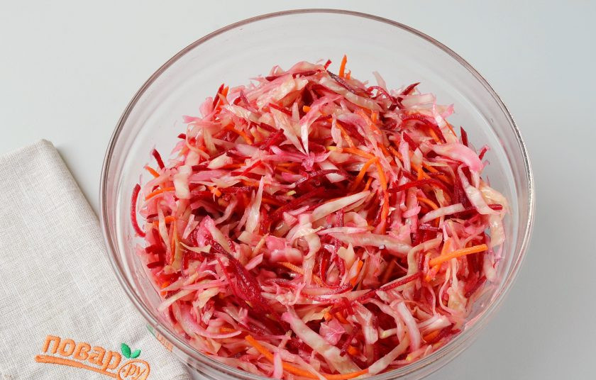 1. Этап. Салат Кремлевский: Салат готов, количество рассола немного увеличивается, за счет сока овощей. Перемешайте салат и пробуйте. Хранить его нужно в маринаде в холодильнике.