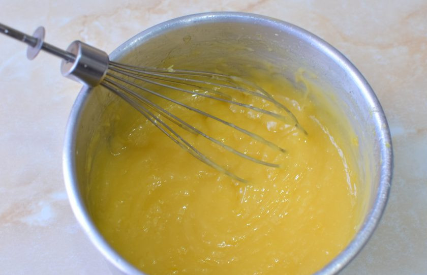 1. Этап. Лимонно-маковый торт: Готовый курд накройте пленкой и полностью остудите.