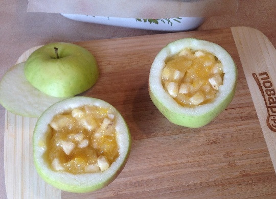 1. Этап. Яблоки, запеченные с джемом и бананом: 4. Наполняем яблочные корзинки сладкой начинкой.