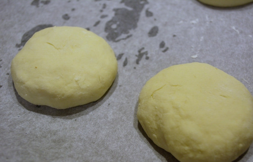 1. Этап. Ватрушки из дрожжевого теста: Лепешки теста перенесите на противень. Высадите их на расстоянии друг от друга.