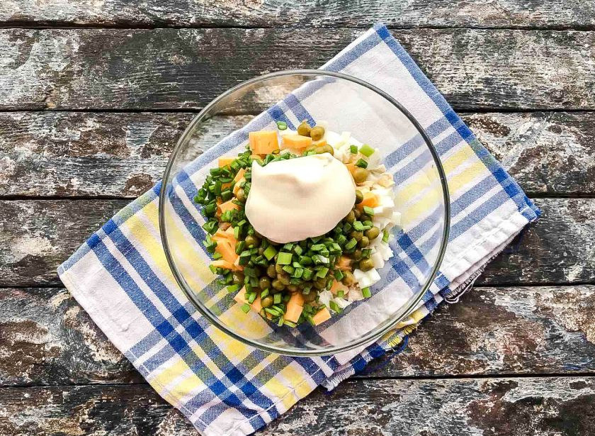 1. Этап. Салат с филе курицы: Заправьте салат майонезом и хорошо перемешайте.