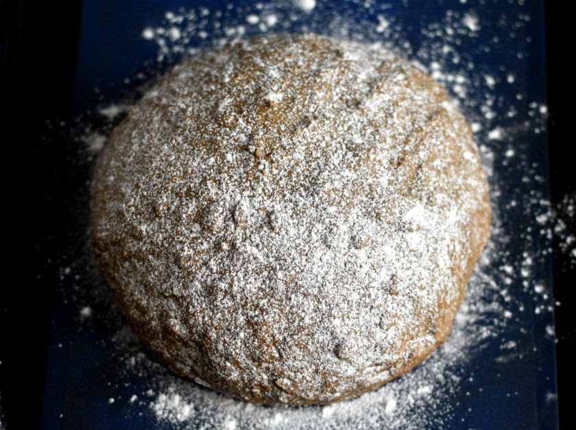 1. Этап. Шварцброт с квасом и отрубями: Переложите хлеб на лист с пергаментом или ковриком и притрусите его сверху мукой. Дайте еще немного подойти.