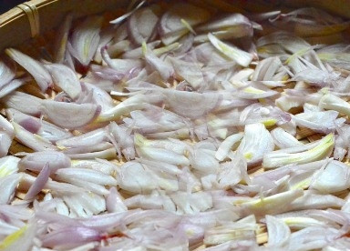 1. Этап. Као Мок Гай: Очистим лук-шалот, нарежем на перья и дадим луку подсохнуть несколько часов.