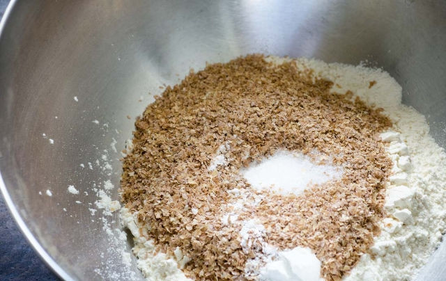 1. Этап. Мексиканская лепешка тортилья: В миску просейте муку, отруби, измельченные ростки, соль и разрыхлитель.