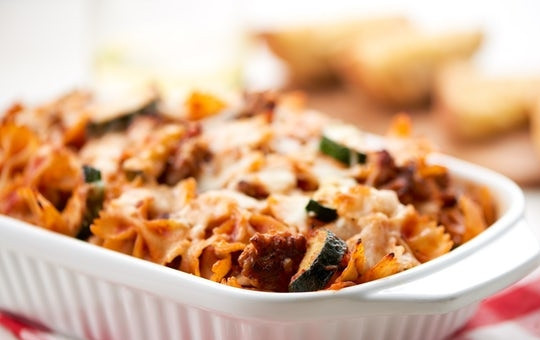 1. Этап. Запечённые фарфалле: 5. Запекайте блюдо и хлеб 8 минут в духовке при 220 градусах. Приятного аппетита!