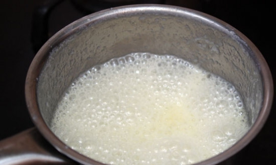 1. Этап. Ванильный мусс: В кастрюльке смешайте молоко со 150 мл. сливок, доведите до кипения на слабом огне. Затем потихоньку вливайте желтковую смесь, помешивая. Всё должно загустеть. И после этого влейте разбухший желатин. Перемешайте и дайте остыть.