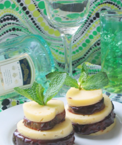 1. Этап. Канапе с ананасом и сыром: 5. Нанизываем на шпажки поочередно ингредиенты в шоколаде и без. Остудите в холодильнике и подавайте, как только шоколад чуть застынет!