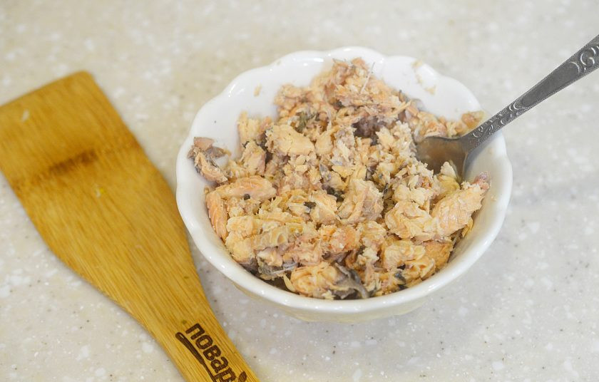 1. Этап. Салат Оранжевый: 1. С консервов слейте воду, разомните рыбу вилкой.