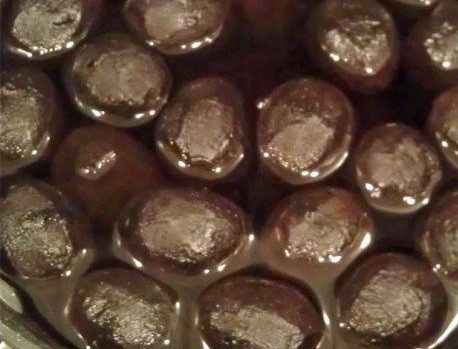 1. Этап. Варенье из зеленых орехов: 4. В кастрюлю добавьте чистую воду, сахар и доведите до кипения. Проварите полчаса, снимите с огня и оставьте орехи в сиропе на ночь. Утром добавьте сок лимона, корицу, ванильный экстракт, кардамон. Снова доведите до кипения и варите полчаса. Убедитесь, что орешки достаточно мягкие. Если еще не совсем, продолжайте еще варить.