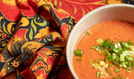 1. Этап. Томатно-сливочный суп: Перед подачей посыпать зеленым луком.