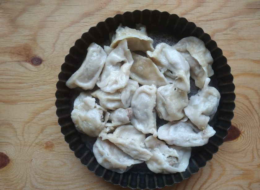 1. Этап. Пельмени в духовке под томатным соусом: 5. После этого в небольшую форму для выпечки выложите пельмени один к одному.