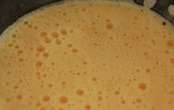 1. Этап. Протеиновые блинчики: 1. Для начала необходимо заняться тестом. Яйца вбить в небольшую мисочку с сахаром и щепоткой соли. Взбить до появления пузырьков. Сливочное масло нужно растопить, слегка остудить и влить к яйцам.