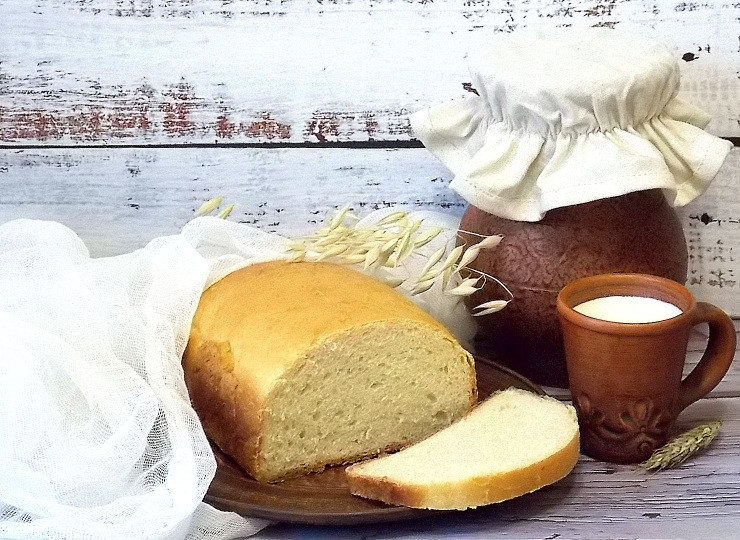 1. Этап. Молочный заварной хлеб: Выньте, смажьте верх растительным маслом и прикройте полотенцем до полного остывания. Порежьте и подавайте.