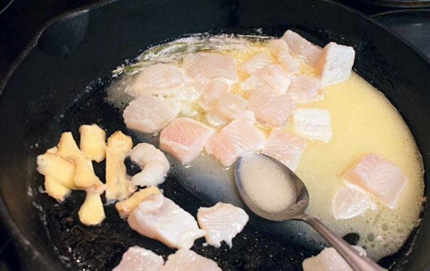 1. Этап. Вареная форель: Уберите розмарин, добавьте немного соли и перца и отправьте рыбку вариться в вине на 3 минутки.