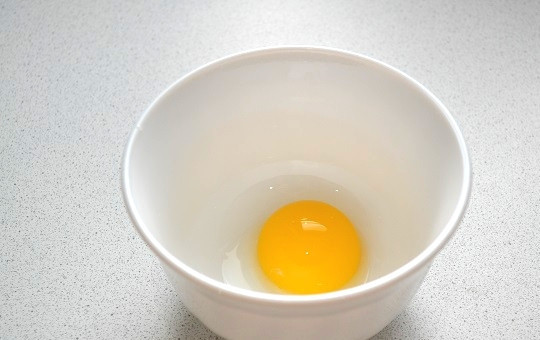 1. Этап. Гнезда из слоеного теста: 6. Аккуратно отделите желток и взбейте.