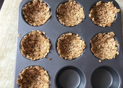 1. Этап. Гранола-корзинки с греческим йогуртом: 4. В форму для порционных кексов выкладываем полученную массу и утрамбовываем так, чтобы получились корзинки с выемкой посередине. Оставляем в форме постоять на 1 час.