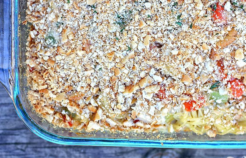 1. Этап. Куриный кассероль с лапшой: 6. Убрать из духовки, посыпать измельченными крекерами и выпекать еще 5-10 минут.