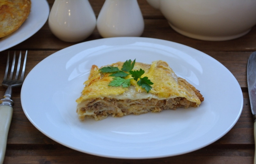 1. Этап. Блинный пирог с фаршем: Блинный пирог с фаршем нарезать и подать к столу.