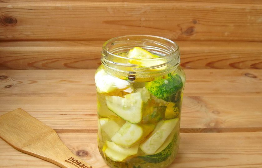 1. Этап. Патиссоны как грибы на зиму: Выложите патиссоны в подготовленные стерилизованные банки. Залейте маринадом. Прикройте крышками и отправьте на стерилизацию. Я это делаю в духовке, которую нужно нагреть до 150 градусов. Когда в баночках появятся пузырьки, то есть маринад начнет кипеть, подержите банки в духовке еще 10 минут и доставайте. Закатайте банки крышками и дайте остыть при комнатной температуре. Храните в прохладном месте.