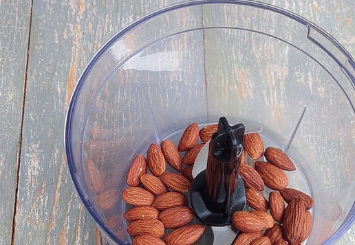 1. Этап. Колбасные дольки с творожным сыром: Миндаль поместить в блендер.