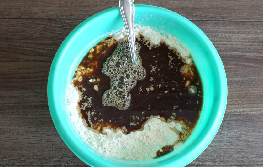 1. Этап. Пшеничный хлеб с солодом: Влейте тёплый солодовый раствор.