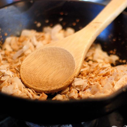 1. Этап. Тайский кокосовый рис: Если вы используете кокосовые хлопья, то слегка их обжарьте.