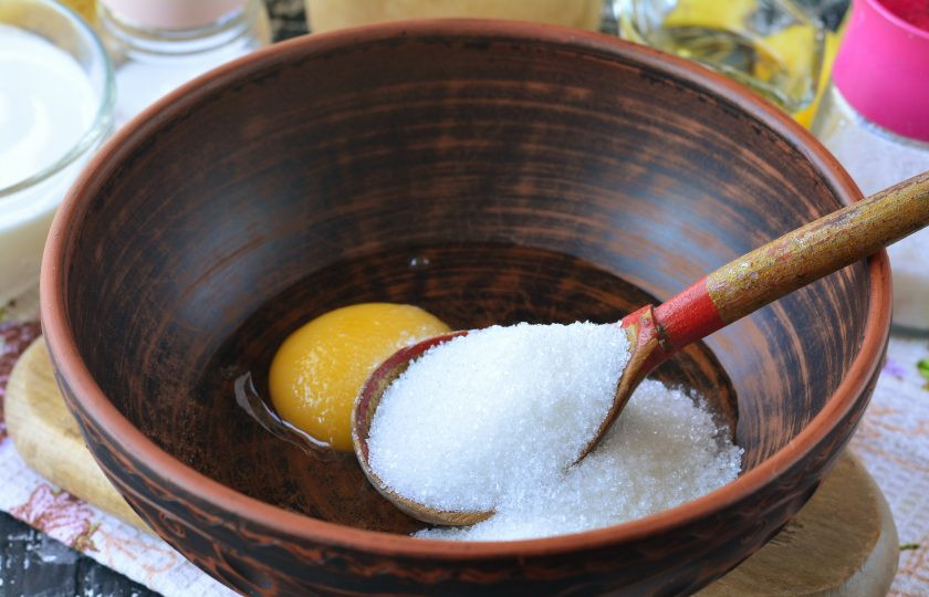 1. Этап. Бананово-грушевый пирог: В миске смешайте яйца и сахар, хорошо перемешайте.