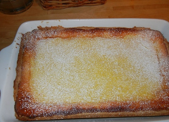 1. Этап. Рисовый пирог: 11. Выпекайте рисовый пирог около часа до румяной корочки. После его остудите немного, присыпьте сахарной пудрой — и можно пробовать, что получилось. Приятного аппетита!