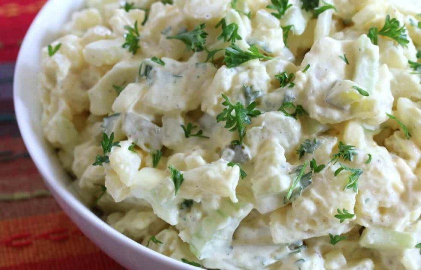 1. Этап. Классический картофельный салат: 6. Готовый салат перед подачей украсьте петрушкой или другой зеленью.