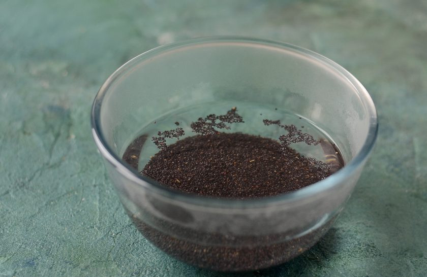 1. Этап. Постный пирог с маком и апельсином: Мак залейте кипятком и оставьте на 10 минут.