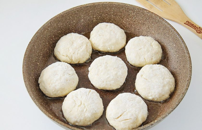 1. Этап. Сырники с яблоками: 7. Сформируйте руками сырники и обваляйте их в муке. Выложите на разогретую сковороду с маслом.