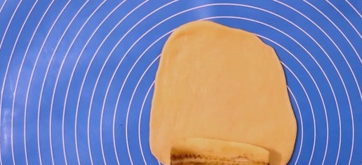 1. Этап. Жареные бананы в тесте: Заверните каждый кусочек банана в тесто, плотно обернув его. Концы можно оставить открытыми или склеить — оба способа показаны в видео.